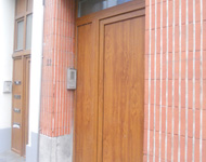 Nouvelle porte de l'immeuble après le chantier