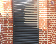 Porte d'entré coté droit du portail
